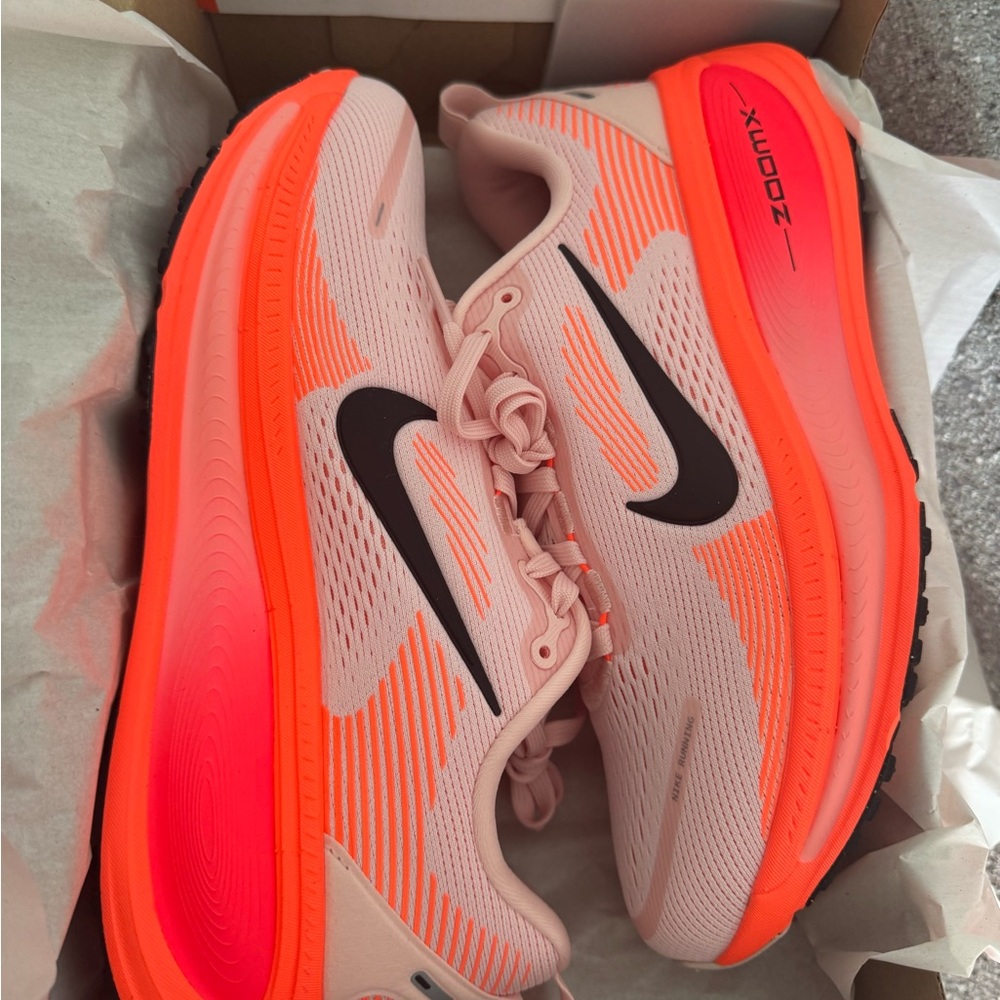 Nike Vomero 18 - Sz 8.5. New with tags